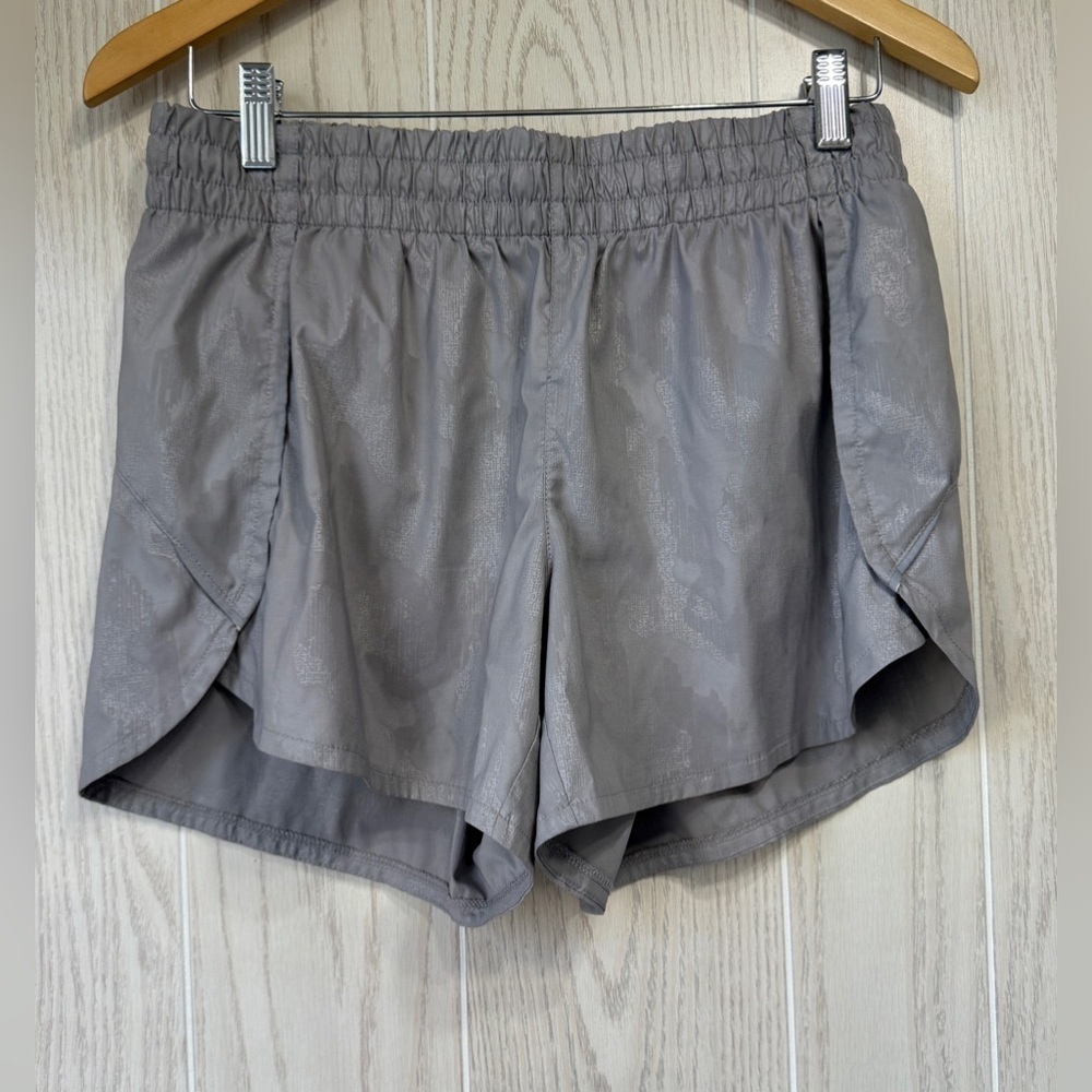 Athleta Grey Silver Camo Running Shorts Size M Lightweight Activewear - Picture 3 of 4